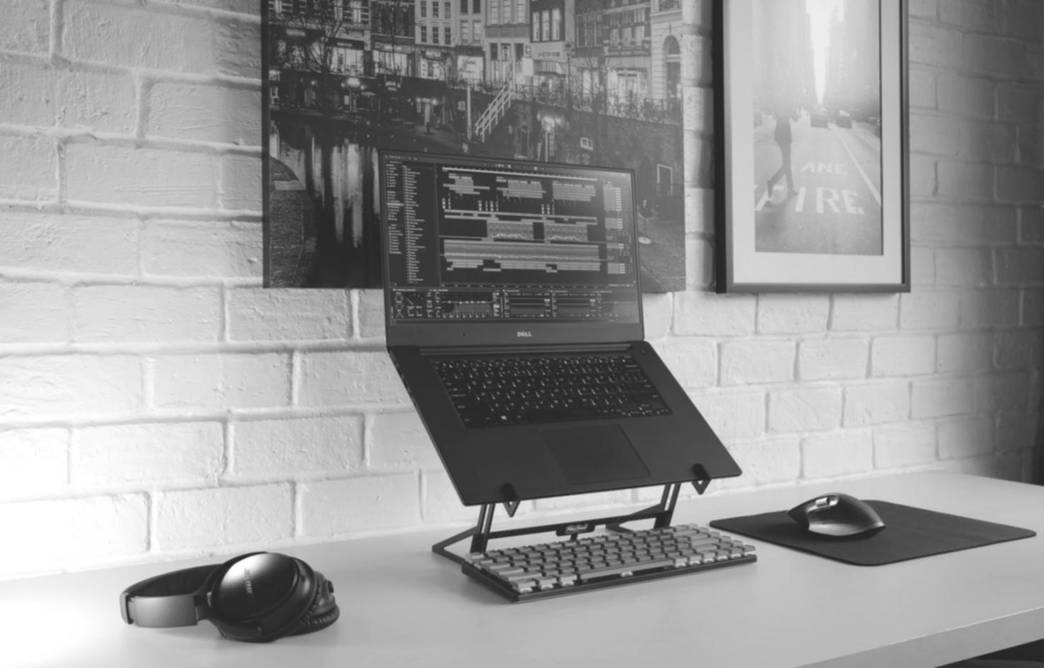 Bureau moderne avec documents financiers et calculatrice